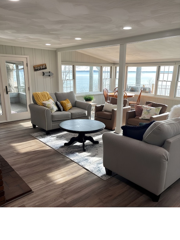 Smart TV, fireplace - The Haven on Detroit Lake - Sunsets, Private Dock, Screen Porch (Detroit Lakes)