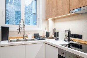 Microwave, oven, stovetop, dishwasher - Tranquil 2-bedroom APEX apartment with AC in lovely Athina (Athina)
