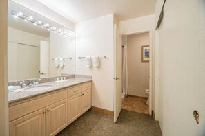Hair dryer, towels, soap, toilet paper - Superb 2-bedroom condo with AC in sunny Palm Desert (Palm Desert)