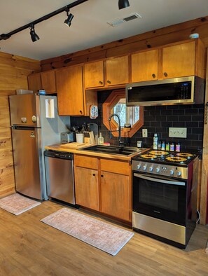 Private kitchen - Crescent Moon - Cozy Romantic Cabin With Hot Tub and Partial Mountain Views (Sevierville)
