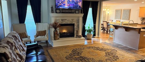Smart TV, chimenea y estéreo
