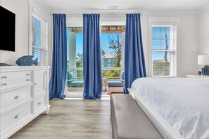 10 bedrooms, iron/ironing board, travel cot, WiFi - 10BR Beach Retreat w/HotTub/BBQ/Parking-Sleeps 30! (Carolina Beach)