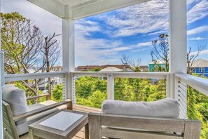 Property grounds - 10BR Beach Retreat w/HotTub/BBQ/Parking-Sleeps 30! (Carolina Beach)