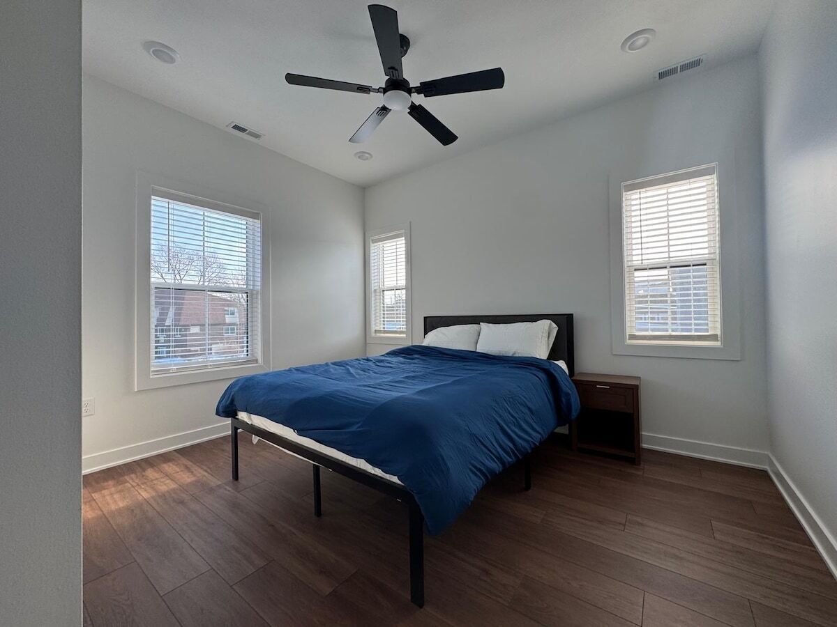 4 bedrooms, iron/ironing board, WiFi, bed sheets