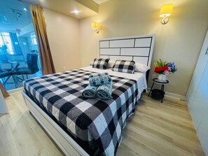 Room - 2-bedroom hotel in pleasant Toronto with cool AC and comfort (Toronto)