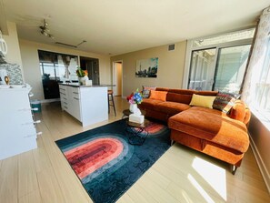 Living area - 2-bedroom hotel in pleasant Toronto with cool AC and comfort (Toronto)