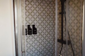 Dusche, Haartrockner, Bidet, Handtücher