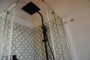 Dusche, Haartrockner, Bidet, Handtücher