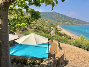 A pool with a view of a beach and mountains. - Cephaluce Suite (Cefalù)