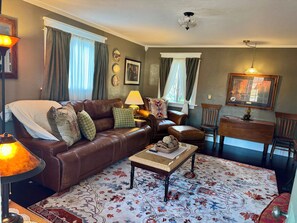 Living area - Beautiful cabin close to the Nampa Idaho Ford Center • Bikes available for use (Nampa)