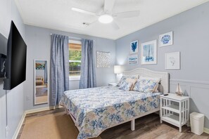 3 bedrooms, WiFi - Family Beach Retreat - Dog Friendly Steps to Sand! (Oak Island)