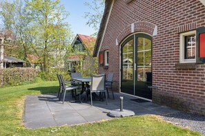 Outdoor dining - In this rustic thatched-roof vacation home for 6 people, you’ll instantly get into the vacation spirit! (Hoge Hexel)