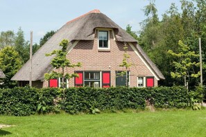 Exterior - In this rustic thatched-roof vacation home for 6 people, you’ll instantly get into the vacation spirit! (Hoge Hexel)