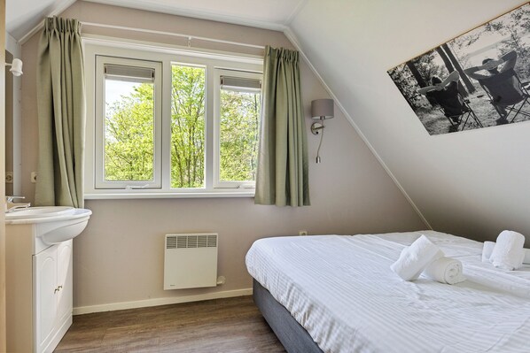 3 bedrooms, WiFi - The De Kwikstaart Bungalow accommodates 6 people. This bungalow is situated on its own lawn. (Hoge Hexel)