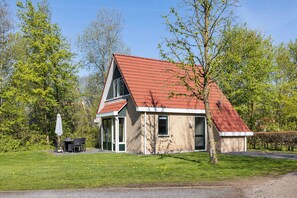 Exterior - The De Kwikstaart Bungalow accommodates 6 people. This bungalow is situated on its own lawn. (Hoge Hexel)