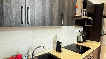 Comfort Apartment, 2 Bedrooms, Garden View | Private kitchen