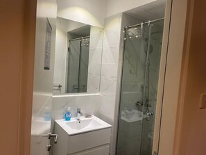 Comfort-Apartment, 2 Schlafzimmer, Gartenblick | Badezimmer