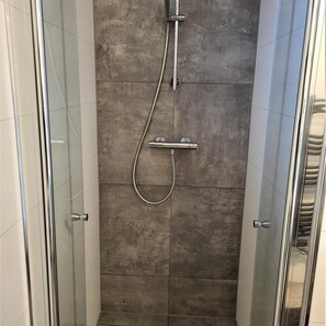 Bathroom - This detached bungalow for 6 people is fully furnished and offers plenty of privacy thanks to its spacious layout. (Hoge Hexel)