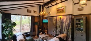 Interior - The De Bosduif bungalow accommodates four people and is situated in a very open and spacious setting. The luxurious furnishings make your stay especially comfortable. The beautiful glass wall with French doors brings the outdoors inside. (Hoge Hexel)