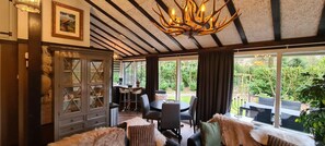 Interior - The De Bosduif bungalow accommodates four people and is situated in a very open and spacious setting. The luxurious furnishings make your stay especially comfortable. The beautiful glass wall with French doors brings the outdoors inside. (Hoge Hexel)