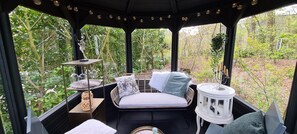 Property grounds - The De Bosduif bungalow accommodates four people and is situated in a very open and spacious setting. The luxurious furnishings make your stay especially comfortable. The beautiful glass wall with French doors brings the outdoors inside. (Hoge Hexel)