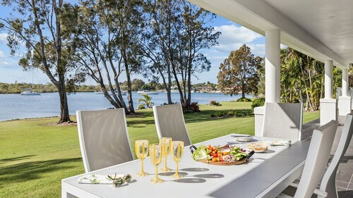 Taroona - Majestic Waterfront Holiday House in Yamba - Holiday Yamba