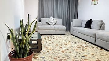 Family House, 2 Bedrooms, Air conditioning, Ground Floor | Living area | 40-inch Smart TV with digital channels, Netflix, streaming services