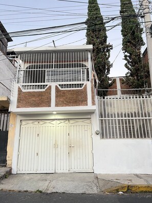 Vista frontal de la propiedad