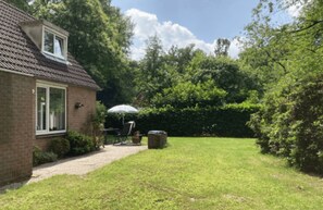 Terrace/patio - This “Tortelduif” 4-person bungalow is a charming vacation home where peace, privacy, and comfort take center stage.<br>It offers plenty of privacy thanks to the surrounding trees and features a cozy living room, a fully equipped kitchen, and two com (Hoge Hexel)