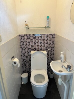 Bathroom - This “Tortelduif” 4-person bungalow is a charming vacation home where peace, privacy, and comfort take center stage.<br>It offers plenty of privacy thanks to the surrounding trees and features a cozy living room, a fully equipped kitchen, and two com (Hoge Hexel)