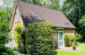 Exterior - This “Tortelduif” 4-person bungalow is a charming vacation home where peace, privacy, and comfort take center stage.<br>It offers plenty of privacy thanks to the surrounding trees and features a cozy living room, a fully equipped kitchen, and two com (Hoge Hexel)
