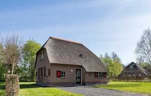 Exterior - Luxury 8-person country-style bungalow with an outdoor kitchen: the perfect blend of comfort, ambiance, and outdoor living. (Hoge Hexel)