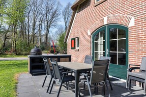 Outdoor dining - Luxury 8-person country-style bungalow with an outdoor kitchen: the perfect blend of comfort, ambiance, and outdoor living. (Hoge Hexel)