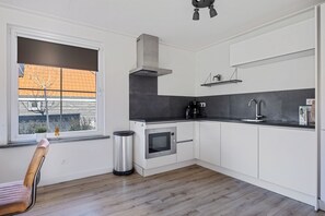 Geladeira, micro-ondas, cooktop, lava-louças