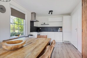 Kylskåp, mikrovågsugn, spishäll och diskmaskin