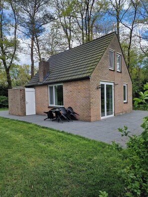 Terrace/patio - Quietly located bungalow on a spacious lot. (Hoge Hexel)