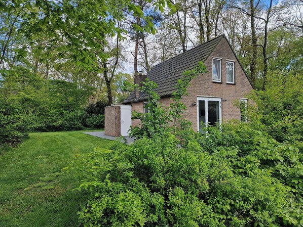 Exterior - Quietly located bungalow on a spacious lot. (Hoge Hexel)