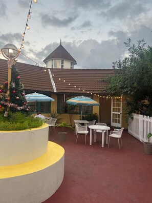 Outdoor dining - Sea Castles La Vue is a beach front one bedroom apartment in Montego Bay. (Montego Bay)