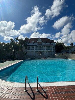 Outdoor pool - Sea Castles La Vue is a beach front one bedroom apartment in Montego Bay. (Montego Bay)
