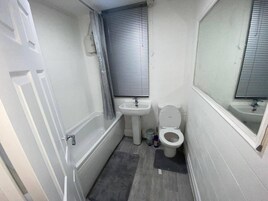 House, 4 Bedrooms | Bathroom