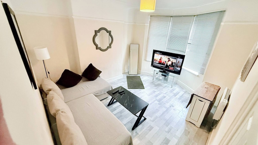 Spacious 4BR House, Garden Retreat, Parking