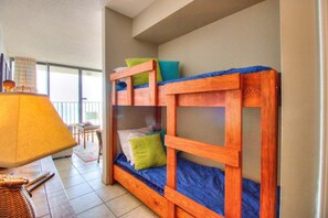 1 slaapkamer, een strijkplank/strijkijzer, gratis wifi, beddengoed