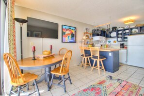 Dining - Charming 1 Bedroom Oceanfront Condo at Carolina Beach for 4 guests. (Carolina Beach)