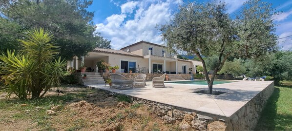 Exterior - A stunning, air-conditioned property with a saltwater swimming pool and large wooded grounds, in... (SEILLANS)