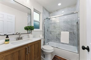 Een douche, een haardroger, handdoeken, shampoo