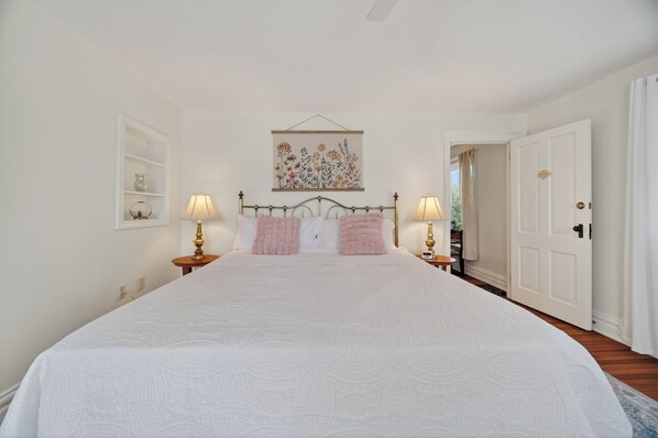 6 bedrooms, iron/ironing board, WiFi, bed sheets - 6BR Retreat•HotTub•Koi Pond•Near downtown•Fishing near Four Creeks &Presque Isle (Girard)