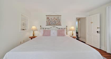 6BR Retreat•HotTub•Koi Pond•Near downtown•Fishing near Four Creeks &Presque Isle