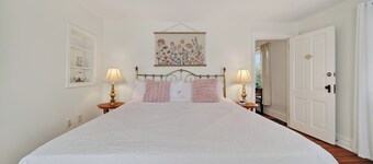 6BR Retreat•HotTub•Koi Pond•Near downtown•Fishing near Four Creeks &Presque Isle