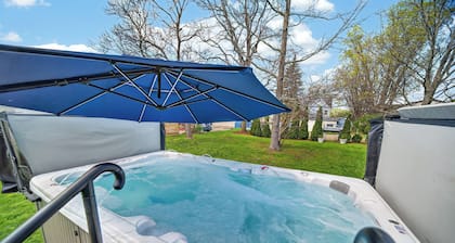 6BR RetreatâąHotTubâąKoi PondâąNear downtownâąFishing near Four Creeks &Presque Isle