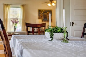 Dining - 6BR Retreat•HotTub•Koi Pond•Near downtown•Fishing near Four Creeks &Presque Isle (Girard)